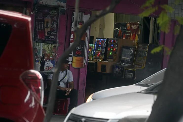 La operación de tragamonedas en las calles y comercios que no sean exclusivos de juegos de azar está prohibido.