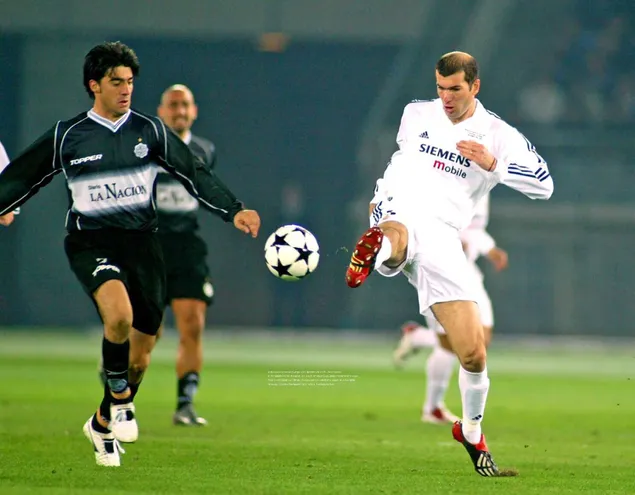 Julio César Cáceres, jugador de Olimpia, disputa el balón con Zinedine Zidane, del Real Madrid, en la final de la Copa Intercontinental 2002.