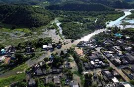 Vista aérea que muestra calles inundadas por fuertes lluvias en la comunidad de Amapá, ciudad de Duque de Caxias, en el estado de Río de Janeiro.