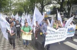 integrantes-de-cobanados-se-manifestaron-ayer-cerrando-la-avenida-mcal-lopez-y-exigieron-soluciones-y-participacion-en-decisiones--194334000000-1769420.jpg