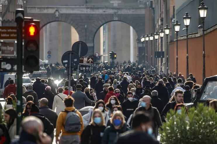 Numerosas personas caminan por la Via di Porta Angelica, en el centro de Roma.