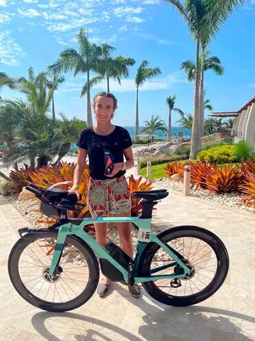 Cecilia Cabello con su bicicleta y el trofeo que se adjudicó en su categoría en el 70.3 Manta, Ecuador de Ironman. (Gentileza)
