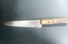 El cuchillo de importante tamaño que fue hallado en su poder tras su detención por los policías.