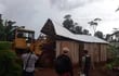 Intervinientes supervisan la destrucción de una vivienda erigida de forma irregular dentro de la reserva Morombi, este jueves.