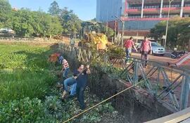 Trababajadores en la tarea de limpieza del lago de la República de Ciudad del Este.