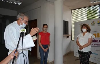 El padre Rubén Reale bendijo el salón que llevará el nombre de Josefina Cáceres de Facetti.