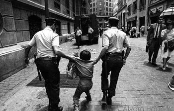 La policía chilena detiene a un niño en el pasaje Nueva York, centro de Santiago, 1989, durante la dictadura de Augusto Pinochet (Foto: Álvaro Hoppe)