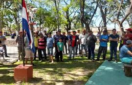 Un grupo de pescadores se movilizan en la ciudad de Pilar, para exigir al Gobierno Nacional, el pago del subsidio por la veda pesquera.