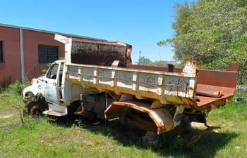 Uno de los equipos viales de la Goberanción del Guairá, camión tipo tumba, totalmente rapiñado y en desuso, en el camapamento de obras de la Gobernación del Guairá.