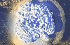 Imagen satelital que muestra la explosiva erupción del volcán Hunga Tonga Hunga Ha’apai, el sábado.