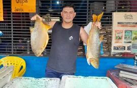 última se semana para comprar pescado y luego la veda será total. José Ariel Marecos, muestra ejemplares de pacú y dorado.