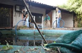 Una vivienda ubicada en el barrio Santa Librada tuvo que ser intervenida a consecuencia del abandono de una pileta con agua estancada que servía como enorme criadero de mosquitos transmisores del chikunguña y otras enfermedades.