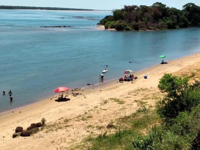 Familias de Ayolas y de otros distritos buscan sofocar el calor a orillas del Paraná.