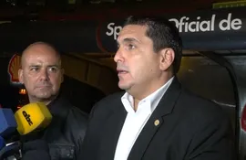 Robert Harrison (d), presidente de la Asociación Paraguaya de Fútbol, conversa con los medios después del evento de presentación del nuevos sponsor de la selección paraguaya en el estadio Defensores del Chaco, en Asunción.