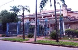 Una de las residencias atribuidas al exdiputado Maldonado,  ubicada en pleno centro urbano de Luque.