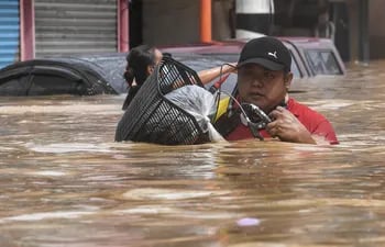 Cientos de personas huyeron de sus casas ante las inundaciones causadas por los aguaceros que desató el supertifón Saola en poblados rurales del noreste de Filipinas, informaron el domingo las autoridades de rescate.