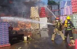 Incendio en local comercial Baratodo en Capiatá