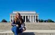 La fotoperiodista Marta Escurra frente al monumento en homenaje a Abraham Lincoln en Washington D.C.