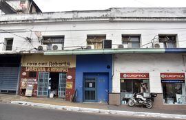 La pequeña oficina azul supuestamente es Comercial Ramírez & Compañia SA, adjudicada  para hacer kits de alimentos por G. 359.819.000.