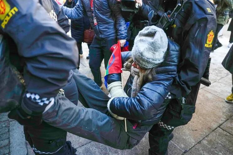 Mujeres policía se llevan a la activista por el clima sueca Greta Thunberg, quien se manifestaba junto con otros activistas frente al Ministerio de Finanzas de Noruega, en Oslo.