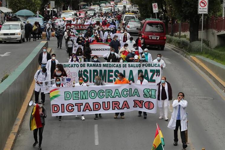 Funcionarios de salud realizan una marcha, el 25 de febrero de 2021,, en contra de la ley de Emergencia Sanitaria, recién aprobada, en La Paz.