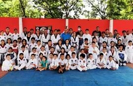 Nutrido lote de participantes, menudos taekwondistas y maestros en el campamento instructivo.
