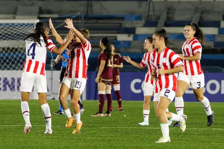 Las jugadoras de la selección paraguaya celebran un gol en el partido frente a Venezuela por el Sudamericano Femenino Sub 20, en Guayaquil, Ecuador.