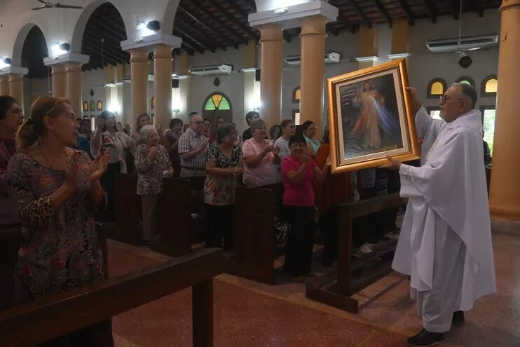El Padre Ángel Arévalo Soto ofició la misa  en la parroquia Virgen del Rosario.