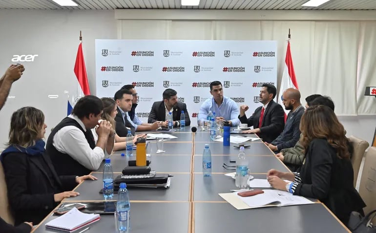 Reunión entre el intendente asunceno Óscar Nenecho Rodríguez, diputados y autoridades municipales.