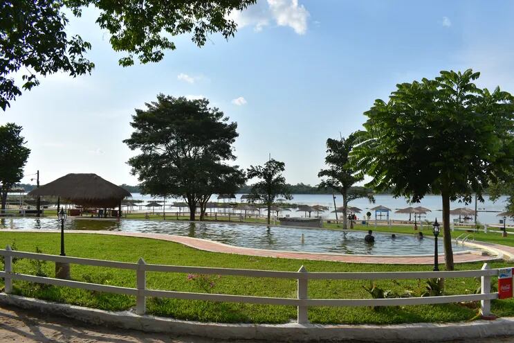 Imponente piscina con vista al Lago, es la nueva atracción el Laguna Blanca