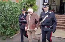 Matteo Messina Denaro, el jefe de la mafia en Palermo,Sicilia, es escoltado luego de ser atrapado frente a una clínica donde seguía tratamiento bajo un nombre falso.