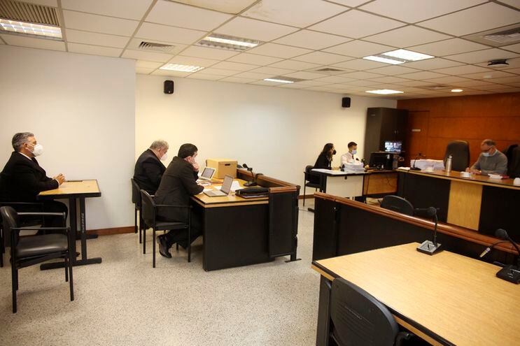 El juez penal de garantías de Delitos Económicos Humberto Otazú (derecha), durante la audiencia preliminar en el caso Imedic. En la primera fila, los abogados defensores César Alfonso y José Dos Santos.