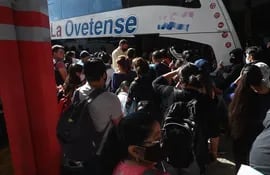 Mezcla de ansiedad y emoción en viajeros que se alistan para subir a los buses en la TOA.