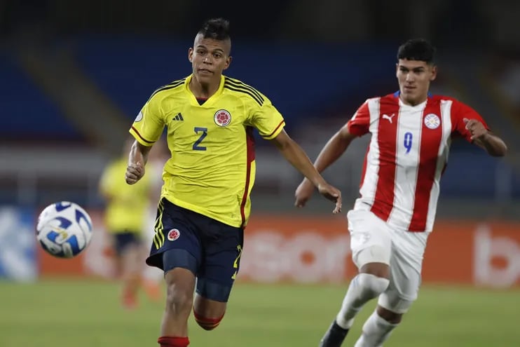 Daniel Pedrozo (i) de Colombia disputa un balón con Allam Wlk Dure de Paraguay hoy, en un partido de la fase de grupos del Campeonato Sudamericano Sub'20 entre las seleccione de Colombia y Paraguay en el estadio Pascual Guerrero en Cali (Colombia).