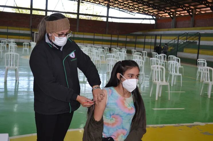 Hoy se vacunaron las personas de 19 años cumplidos y de 50 años en adelante. La vacunación se realiza en el polideportivo municipal de san Juan Bautista, Misiones.