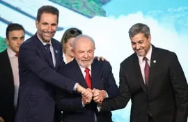 El diputado Enio Verri (i) posó junto al presidente de Brasil, Luiz Inácio Lula da Silva, y de Paraguay, Mario Abdo Benítez (d), tras asumir como director brasileño de la hidroeléctrica Itaipú, en Foz de Iguazú (Brasil) (Archivo).