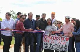 Mario Abdo (c) asistió ayer a la inauguración del tramo de asfaltado  en el barrio San Blas, distrito de la ciudad de  Concepción.