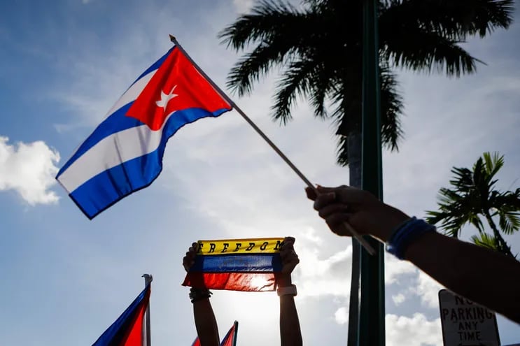 Una bandera de Cuba y otra de Venezuela durante apoyo a protestas en Cuba.