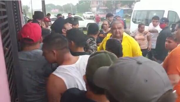 Incidentes frente a la oficina del TSJE de Chaco`i. (captura de video de gentileza).