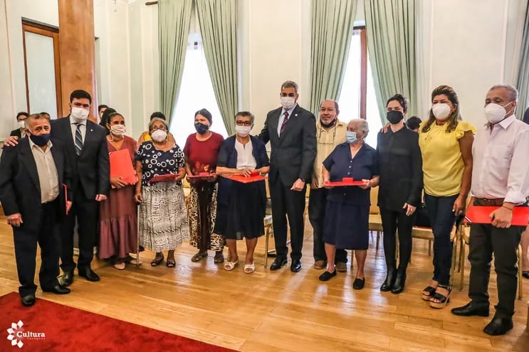 Los nueve maestros artesanos galardonados junto al presidente de la República, Mario Abdo Benítez, y las autoridades del IPA y la SNC tras el acto celebrado en el Palacio de Gobierno.