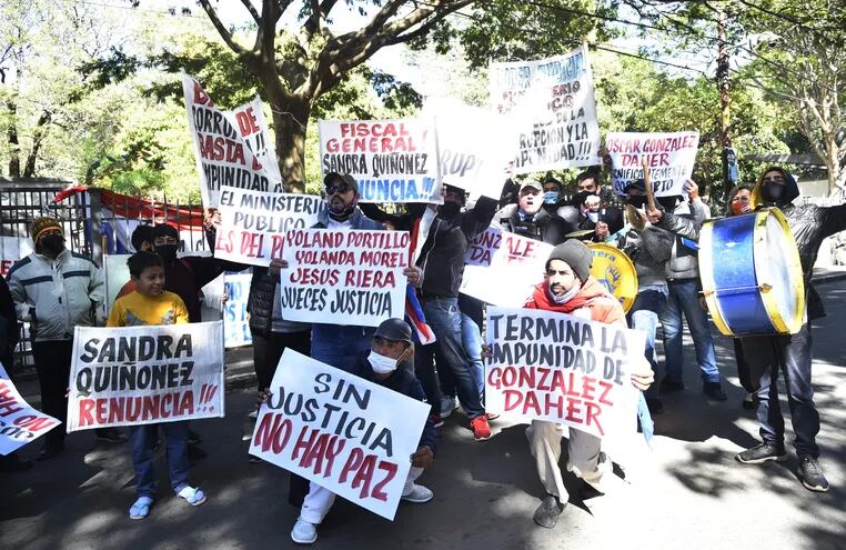 Manifestantes del grupo Ciudadanos Autoconvocados pidió al tribunal de sentencia del caso González Daher, el fin de la impunidad de los casos de corrupción.