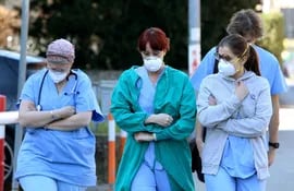 Trabajadores médicos con tapabocas fuera de un hospital en Padua, Italia.