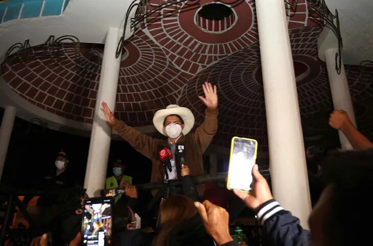 El presidenciable peruano, Pedro Castillo celebra su victoria parcial en los comicios celebrados ayer, domingo. (EFE)
