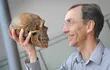El paleogenético sueco Svante Pääbo, que secuenció el genoma del neandertal y descubrió al homínido Denisova, hasta entonces desconocido, ganó el 3 de octubre de 2022 el Premio Nobel de Medicina.