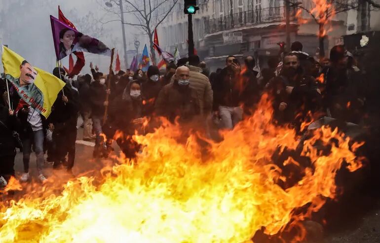 La manifestación de militantes kurdos en París en homenaje a las tres víctimas de un tiroteo frente a un local cultural de esa comunidad en la capital francesa degeneró este sábado en disturbios y enfrentamientos con las fuerzas del orden, que contestaron con el lanzamiento de gases lacrimógenos.