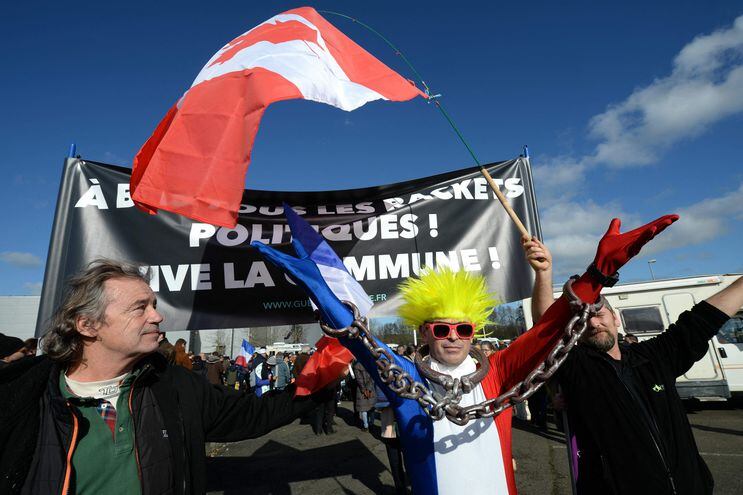 Integrantes del Convoi de la Liberte (convoy de la libertad) posan en Le Mans (Francia) con una bandera de Canadá, país donde surgió el movimiento.