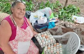 Mirta Medina, de Eusebio Ayala, Cordillera, trae sus productos como huevo casero, queso paraguay y harina maíz para la venta.
