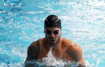 Renato David Prono Fernández (02/03/1991) nada en 50 metros pecho.