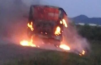 incendio-bus-omnibus-ciudad-de-paraguari-85429000000-1760509.jpeg