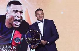 Paris Saint-Germain's French forward #07 Kylian Mbappe poses for a photograph after receiving the Best Players Ligue 1 Award at the end of the TV show at the UNFP (French National Professional Football players Union) trophy ceremony, in Paris on May 13, 2024. (Photo by FRANCK FIFE / AFP)